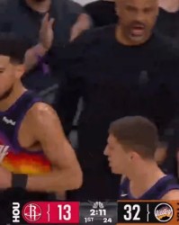 爱游戏官方网站-太阳神！布克迎着伊森打成2+1，首节得分上双&amp;amp;领先火箭20分