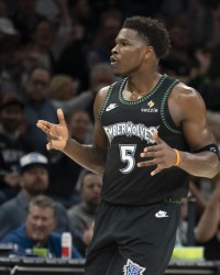 爱游戏登录入口-对飚小卡！爱德华兹半场9中7高效砍下23分1板2助 首节独得14分